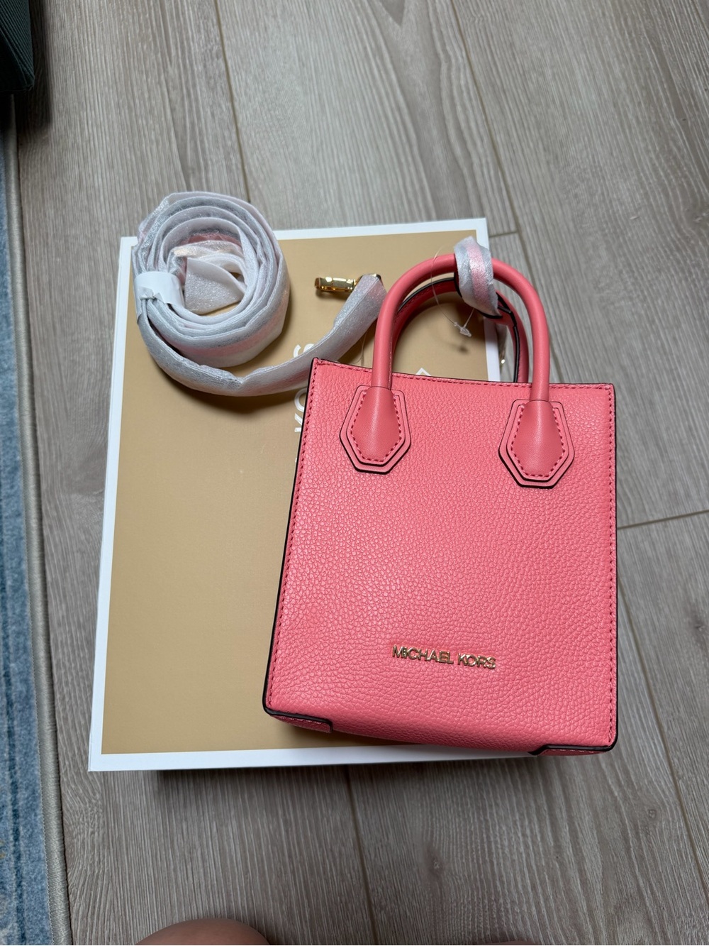 Michael Kors Mercer Extra Small Pebbled Leather Crossbody Bag Pink Grapefruit - Picture 2 of 6